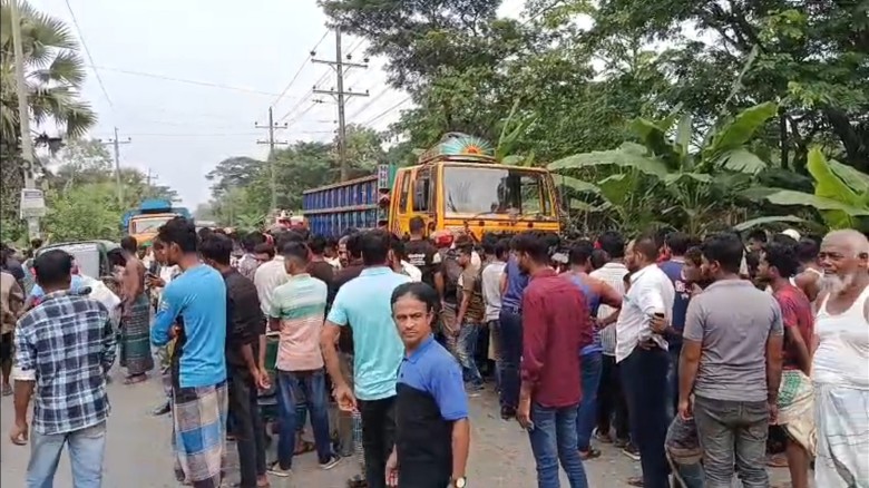 ট্রাকের নিচে ঢুকে গেল অটোরিকশা, কলেজশিক্ষার্থীসহ নিহত ৬