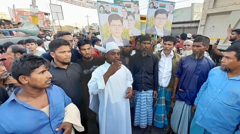 নোয়াখালীতে বিএনপির প্রার্থী পরিবর্তনের দাবিতে কাফনের কাপড় 