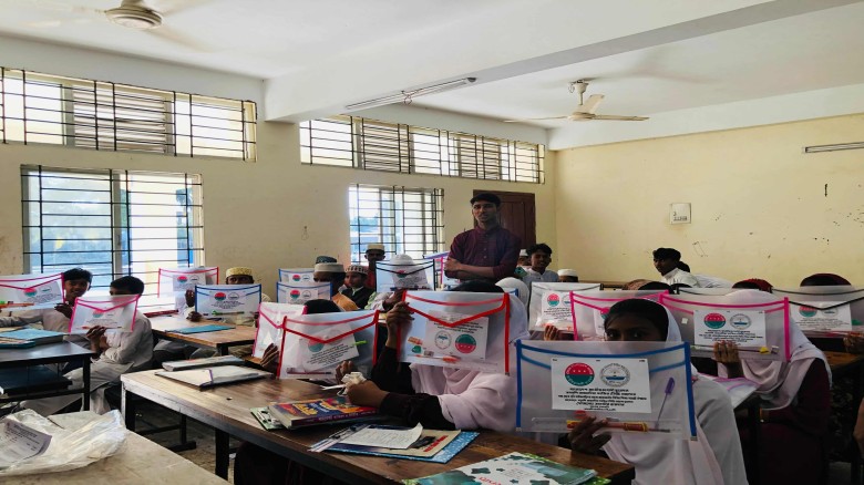 তমরদ্দি আহমদিয়া ফাজিল মাদ্রাসার বৃত্তি পরীক্ষার্থীদের মাঝে ছাত্রদলের শিক্ষা উপকরণ বিতরণ