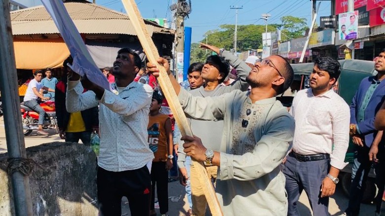 নিজ দায়িত্বে পোস্টার–ব্যানার অপসারণ করলেন হান্নান মাসউদ