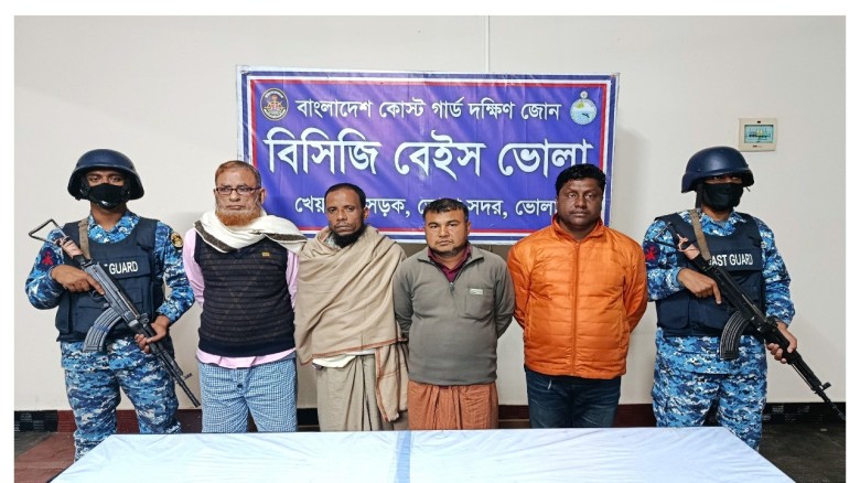 রাতভর অভিযানে ভোলা-হাতিয়ায় ৫ জন আটক