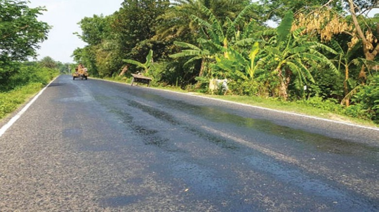 হাতিয়ার প্রধান সড়কের উন্নয়নকাজ দৃশ্যমান,পরিশ্রমের ফল মিলছে