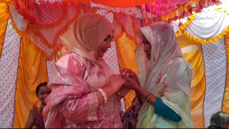 নির্বাচনী প্রচারণায় স্বর্ণের রিং উপহার পেলেন হান্নান মাসউদের